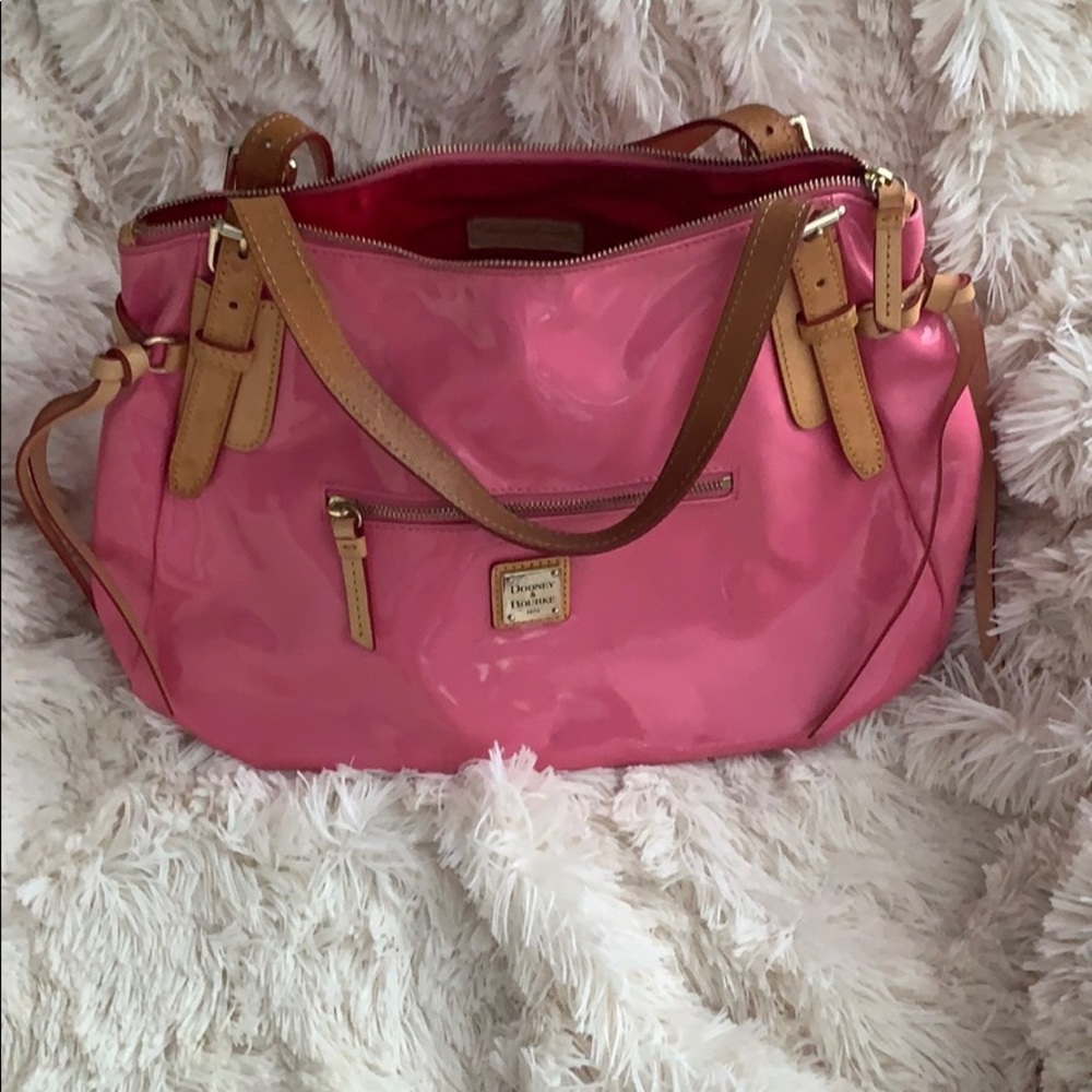 Patent leather shoulder bag.